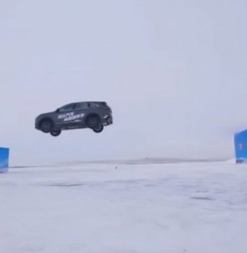 Обычный неподготовлленный Changan CS75 Plus, который продаётся и в России, прыгнул на 20 м при -30 °C и установил мировой рекорд Гиннесса