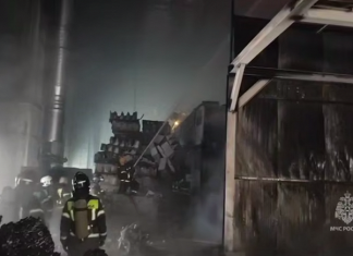 Огонь на бывшем заводе Volkswagen: МЧС России показало последствия пожара в Калуге