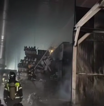Огонь на бывшем заводе Volkswagen: МЧС России показало последствия пожара в Калуге