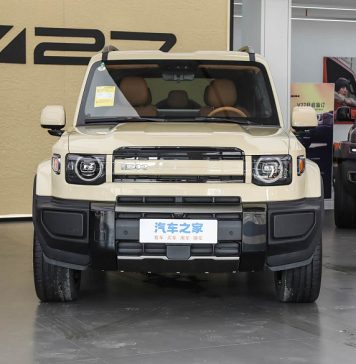 Похожий на Land Cruiser и Land Rover внедорожник Chery iCar V27 появился у дилеров в Китае. В 2026 году он должен официально приехать в Россию