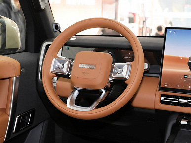 Похожий на Land Cruiser и Land Rover внедорожник Chery iCar V27 появился у дилеров в Китае. В 2026 году он должен официально приехать в Россию