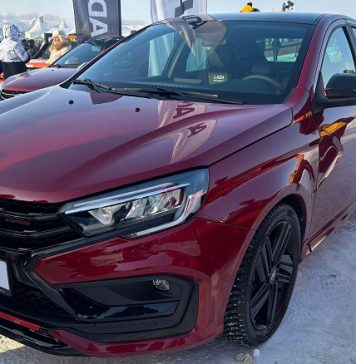 Разгон до 100 км/ч за 10 секунд, клиренс 158 мм, спортивные кресла и черный потолок: подробности о новой Lada Vesta Sport