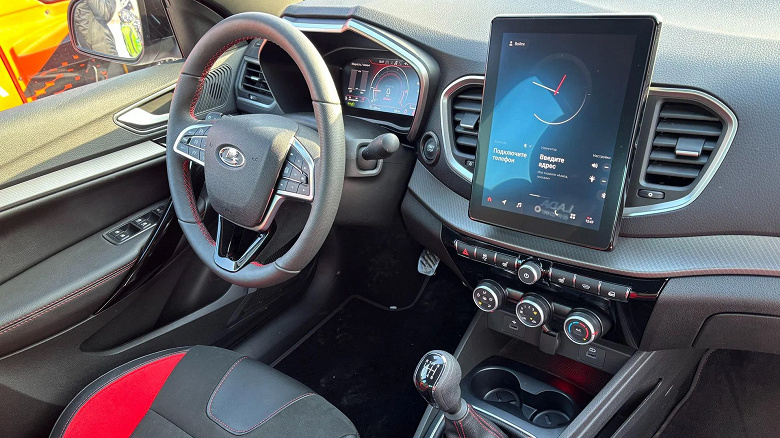 Разгон до 100 км/ч за 10 секунд, клиренс 158 мм, спортивные кресла и черный потолок: подробности о новой Lada Vesta Sport