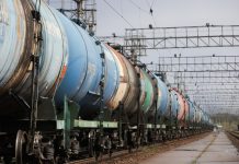 ТАСС: в РФ обсуждают снятие запрета на экспорт бензина для производителей