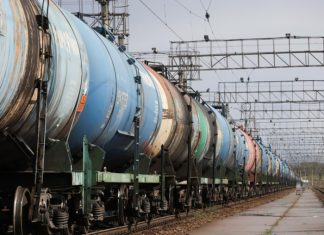 ТАСС: в РФ обсуждают снятие запрета на экспорт бензина для производителей