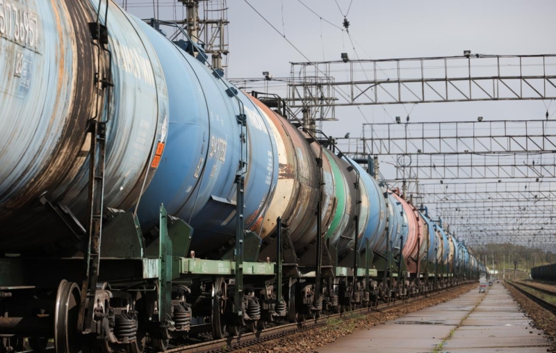 ТАСС: в РФ обсуждают снятие запрета на экспорт бензина для производителей