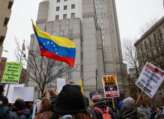 Тюремная одежда и признаки травм. Что известно о судебном заседании по делу против Мадуро