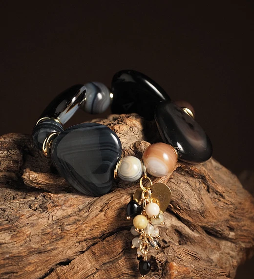 Браслеты из азурита: магия синего камня и целебная сила минералов