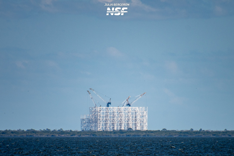 Это будет одно из крупнейших сооружений в мире. Гигантский Gigabay для массового производства Starship уже начали обшивать