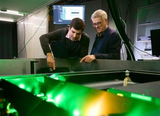 Физики впервые наблюдали рождение поляронов в кристалле