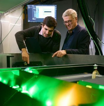 Физики впервые наблюдали рождение поляронов в кристалле