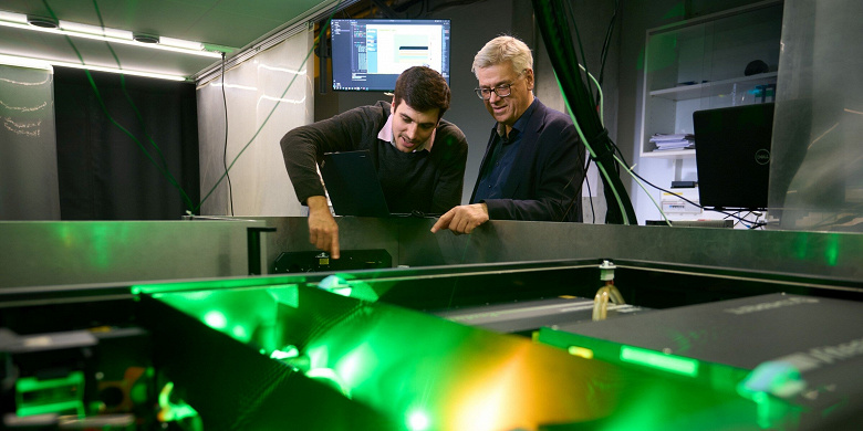 Физики впервые наблюдали рождение поляронов в кристалле