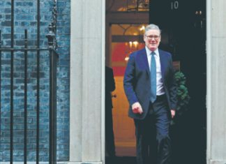 Однопартийцы премьера Великобритании требуют его отставки