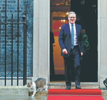 Однопартийцы премьера Великобритании требуют его отставки