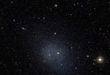 Пять шаровых скоплений Fornax сохраняют позиции на периферии галактики без влияния тёмной материи