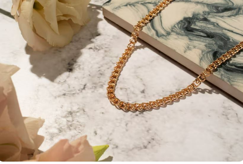 Стоит ли покупать золотой женский кулон онлайн: плюсы, минусы и правила безопасного шопинга