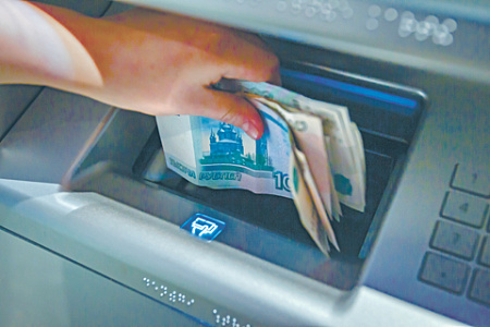 У россиян растут зарплаты, а у компаний – долги