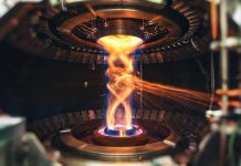 Вращение плазмы оказалось ключевым фактором асимметрии потоков в токамаках