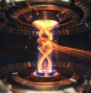 Вращение плазмы оказалось ключевым фактором асимметрии потоков в токамаках