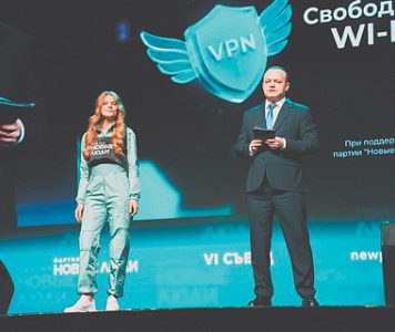 Борьбу за свободу интернета партии повели между собой