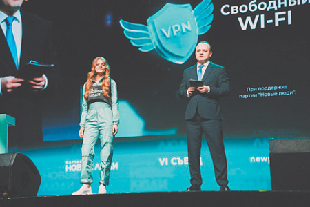 Борьбу за свободу интернета партии повели между собой