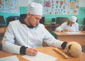 Депутаты начали битву за мягкий подход к земским докторам