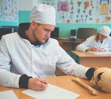 Депутаты начали битву за мягкий подход к земским докторам