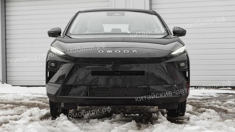 «Хищник» в черном: у дилеров появился совершенно новый кроссовер Omoda C5, его сняли на фото