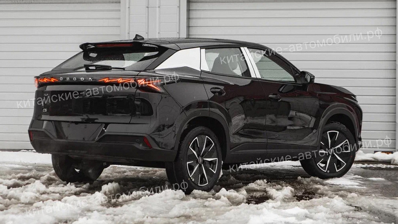 «Хищник» в черном: у дилеров появился совершенно новый кроссовер Omoda C5, его сняли на фото