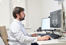 Искусственный интеллект примеряет белый халат