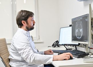 Искусственный интеллект примеряет белый халат