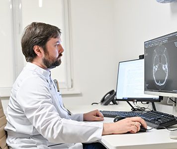 Искусственный интеллект примеряет белый халат