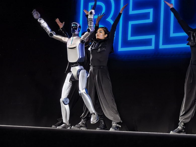 Лунная походка на шарнирах, ИИ и эмпатия с железным лицом: представлен первый человекоподобный робот Honor