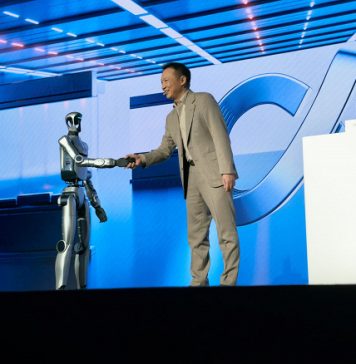 Лунная походка на шарнирах, ИИ и эмпатия с железным лицом: представлен первый человекоподобный робот Honor