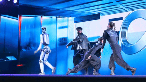 Лунная походка на шарнирах, ИИ и эмпатия с железным лицом: представлен первый человекоподобный робот Honor