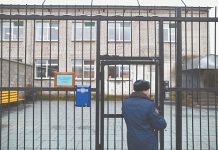 Почтовая доставка судебных решений оставляет заключенных за решеткой