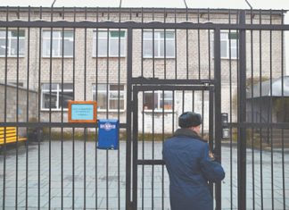 Почтовая доставка судебных решений оставляет заключенных за решеткой