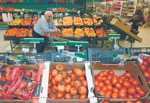 Потребительская уверенность падает на фоне роста пенсий и зарплат