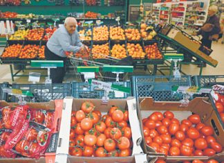 Потребительская уверенность падает на фоне роста пенсий и зарплат