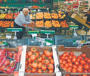 Потребительская уверенность падает на фоне роста пенсий и зарплат