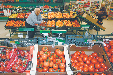 Потребительская уверенность падает на фоне роста пенсий и зарплат