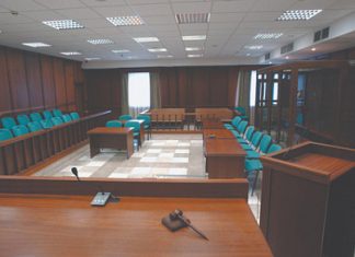 Присяжным не позволяют наблюдать за реальным состязанием сторон