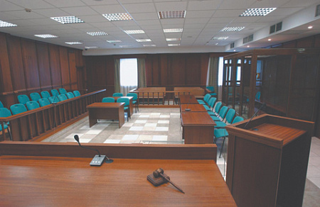 Присяжным не позволяют наблюдать за реальным состязанием сторон