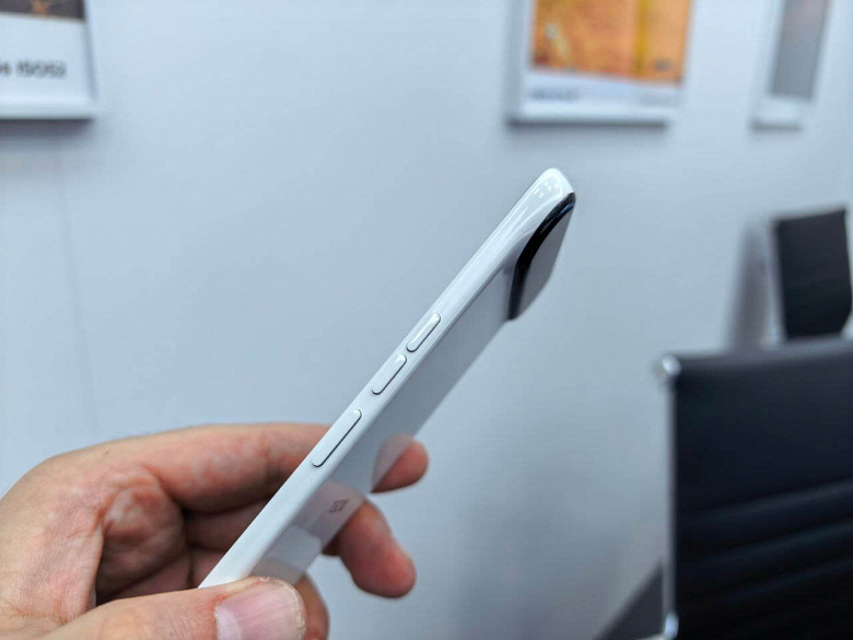 Толщина 5,49 мм, рамка 0,7 мм и аккумулятор на 6150 мА•ч. На MWC 2026 показали рекордно тонкий Tecno Slim2