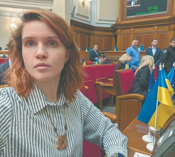 В раде обвинили в провалах на фронте депутата Безуглую