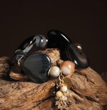 Браслеты из азурита: красота, энергия и природная магия камня