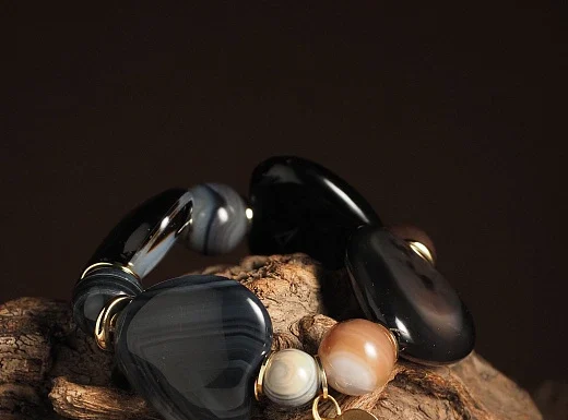 Браслеты из азурита: красота, энергия и природная магия камня