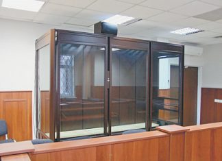 Клетки в судах заменяют аквариумами постепенно