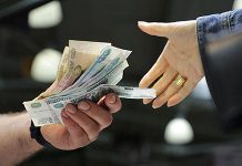 Отслеживание переводов вынуждает россиян возвращаться к наличным