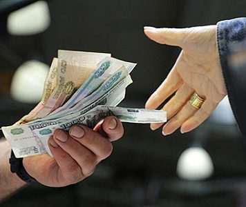 Отслеживание переводов вынуждает россиян возвращаться к наличным